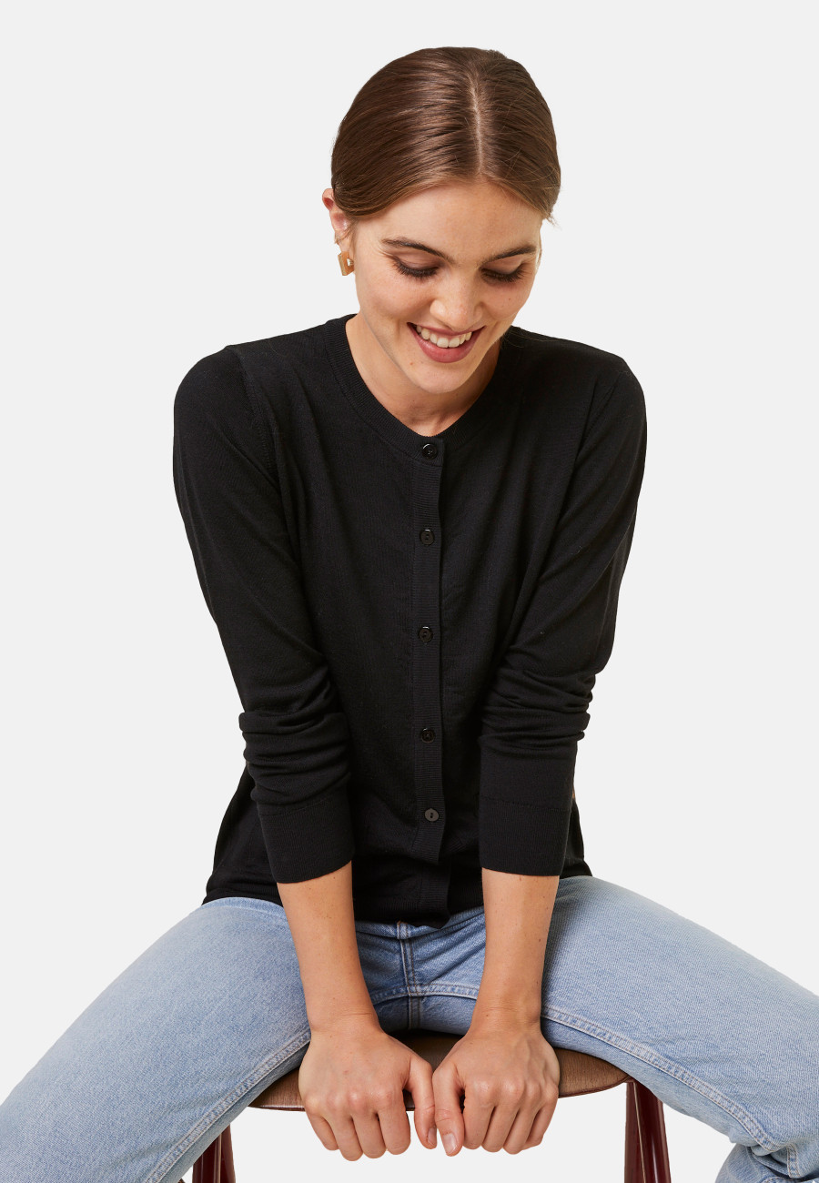 Geknöpfter Rundhals-Cardigan mit Taschen aus Merinowolle - Amalia Geknöpfter Rundhals-Cardigan mit Taschen aus Merinowolle - Amalia